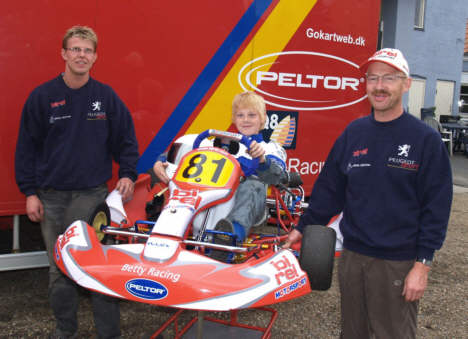 Mekaniker Paw Madsen (t.v.) og teamleder Erik Sørensen flankerer Bo Sørensen inden afgang til det belgiske mesterskab i Spa.